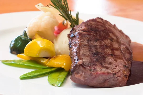 Steaks de boeuf grillés — Photo