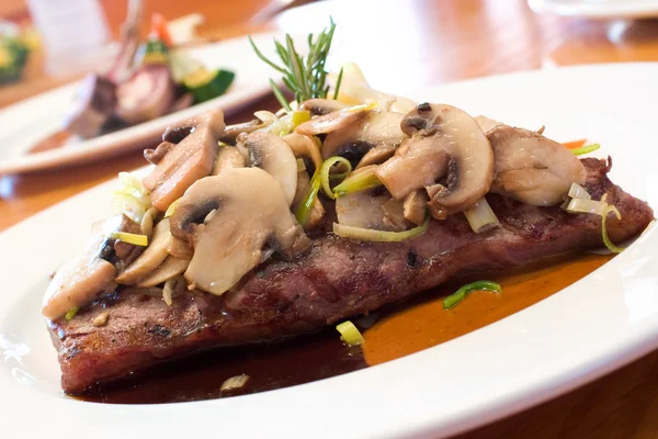 Gegrilde rundvlees biefstuk met champignons — Stockfoto