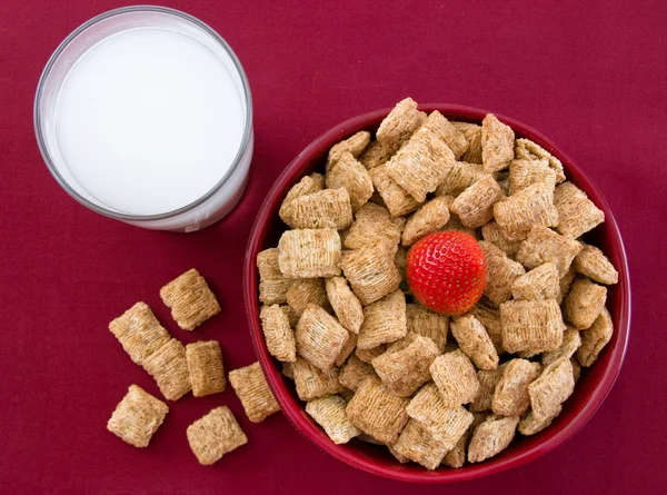 Wheat Squares and Strawberries for Breakfast — Stock Photo, Image