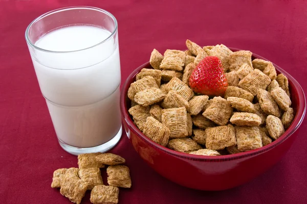 Wheat Squares and Strawberries for Breakfast — Stock Photo, Image