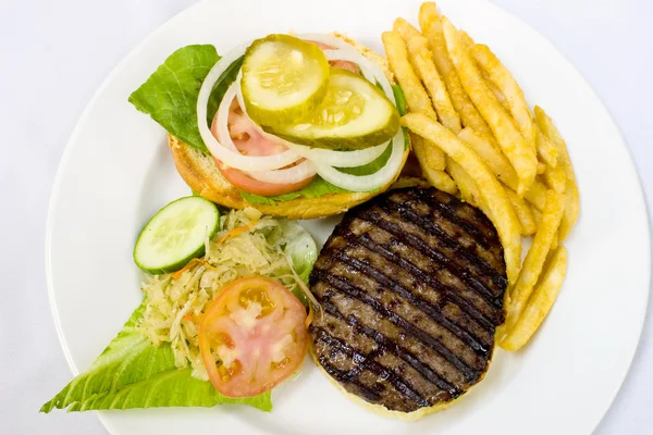 Hambúrguer com batatas fritas e salada de repolho — Fotografia de Stock