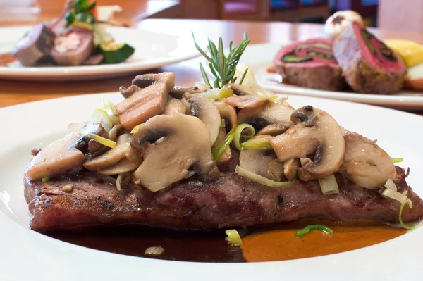 버섯과 구운된 쇠고기 스테이크 — 스톡 사진