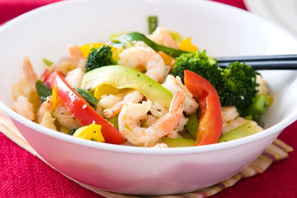Salade de crevettes et légumes — Photo