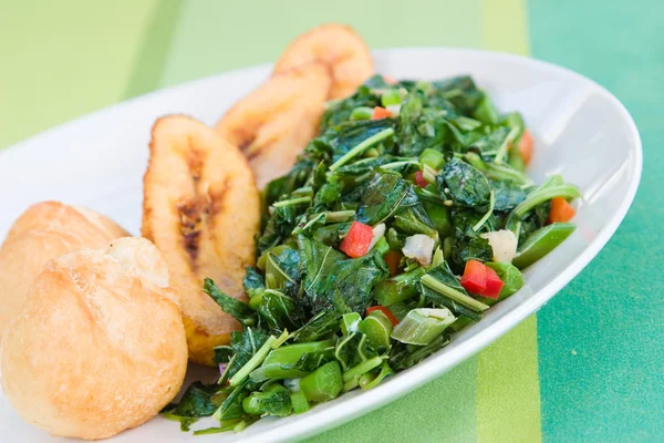 Callaloo groente (spinazie) en vriend Dumplings - Caribisch gebied St — Stockfoto