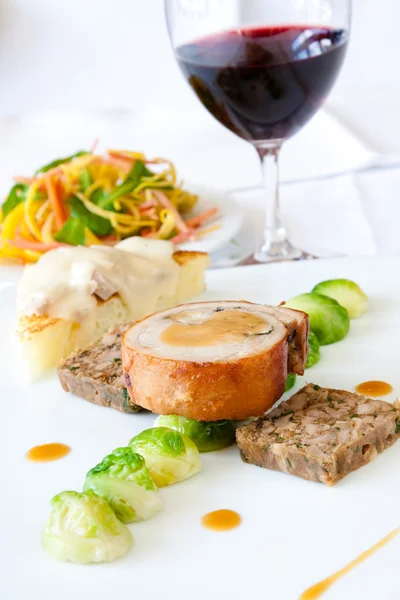Zuigen varken biefstuk geserveerd met wijn — Stockfoto