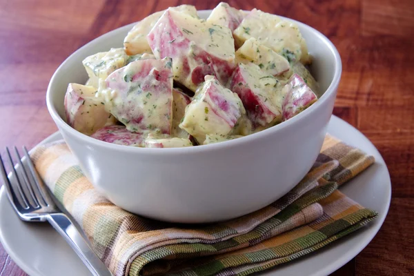 Roter Dijon-Kartoffelsalat — Stockfoto