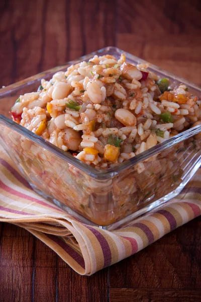 Пряный салат из риса и бобов — стоковое фото