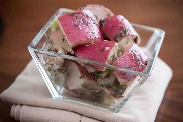 Червоний картопляний салат — стокове фото