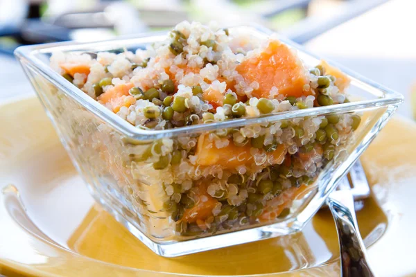Πικάντικο quinoa σαλάτα - vegan — Φωτογραφία Αρχείου