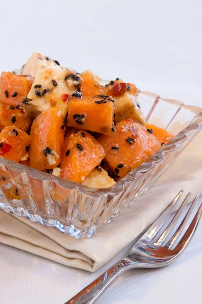 Веганская папайя и салат тофу — стоковое фото