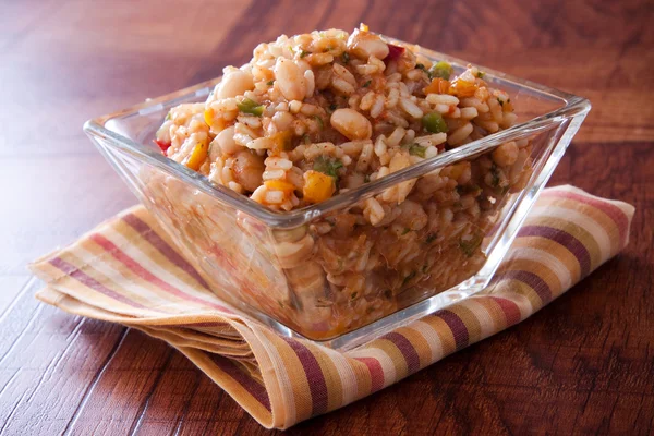 Pikantna sałatka z ryżu i fasoli — Zdjęcie stockowe