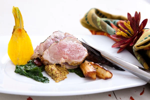 Sliced pork with spinach and parsnips — Stock Photo, Image