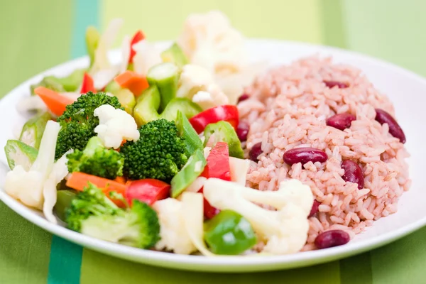 야채와 쌀을 캐리 비안 스타일 로열티 프리 스톡 사진