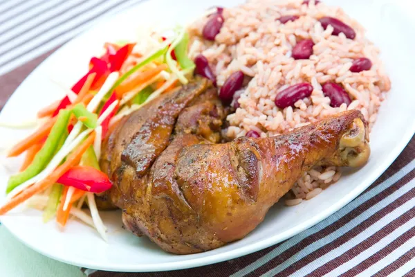 Jerk kyckling med ris - Västindien stil Royaltyfria Stockfoton