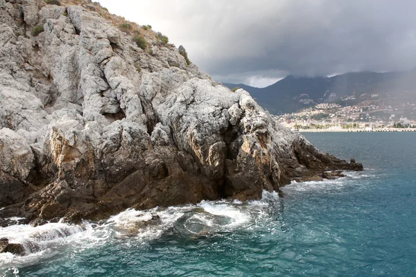 Yaklaşan bir fırtına fırtına karşı deniz kaya — Stok fotoğraf