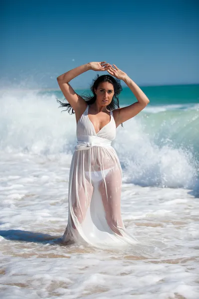 Brunette femme à la plage avec robe blanche — Photo