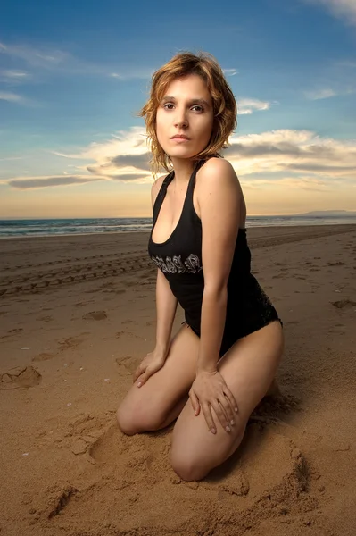 Сексуальна жінка з танком зверху на пляжі — стокове фото