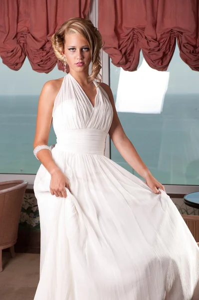 Молодая невеста в белом платье — стоковое фото