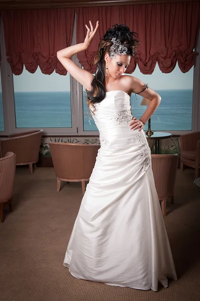 Menyasszony, fehér ruhában pózol — Stock Fotó