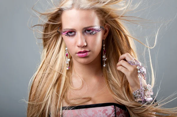 Cheveux longs blonds modèle en fahsion portrait — Photo