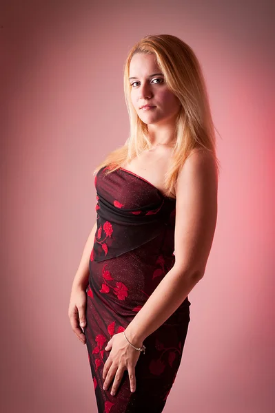 Blond kvinnlig modell i en lång klänning — Stockfoto
