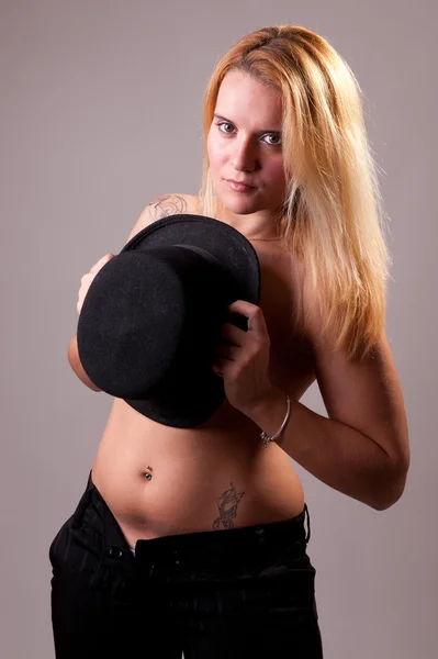 Schönes blondes Model in Oben-ohne, das die Brüste mit einem schwarzen großen ha bedeckt — Stockfoto