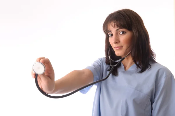 Médecin féminin avec stéthoscope pointig vers — Photo