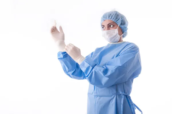 Cirujana o enfermera que se pone guantes estériles — Foto de Stock
