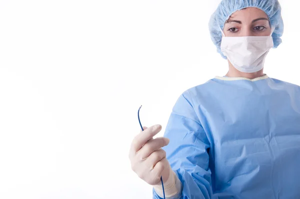 Женщина-врач или медсестра держит катетер — стоковое фото
