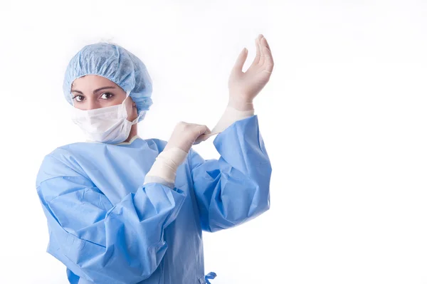 Cirujana o enfermera que se pone guantes estériles rayando la goma gl — Foto de Stock