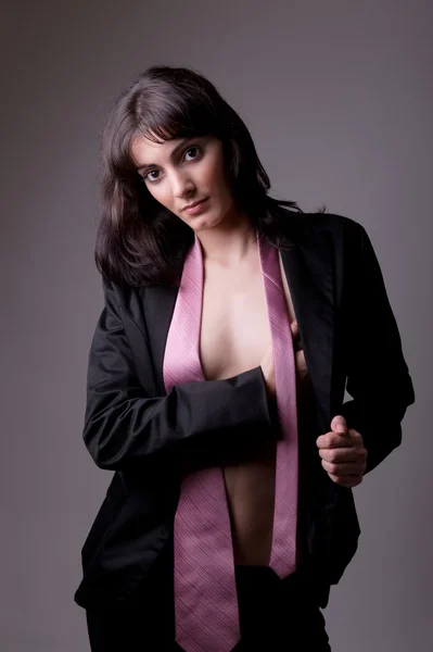 Sensuell verkställande kvinna i svart kostym och slips — Stockfoto