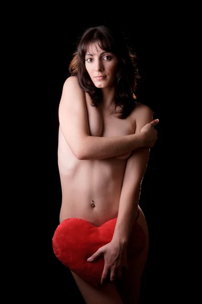 Frau mit einem herzförmigen Kissen — Stockfoto