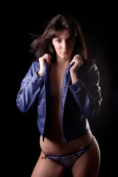 Sinnliche brünette Frau in einer blauen Lederjacke — Stockfoto