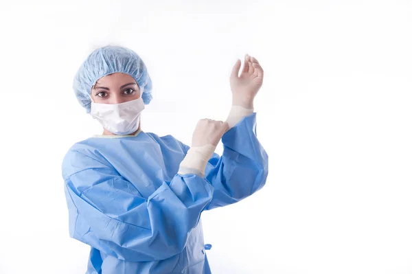 Kvinnliga kirurgen eller sjuksköterska att sätta på sterila handskar streatching gummi-gl Royaltyfria Stockfoton