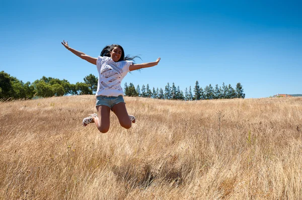Femme sautant sur le champ de paille — Photo