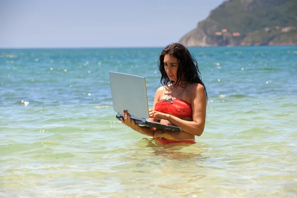 Γυναίκα στην παραλία με ένα laptop — Φωτογραφία Αρχείου