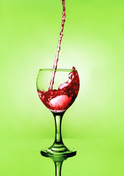Czerwone wino wlewane do kieliszka do wina — Zdjęcie stockowe