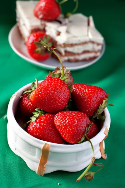 Erdbeere mit Kuchen — Stockfoto