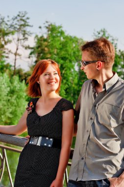 Kadınlar ve erkekler smiles açık