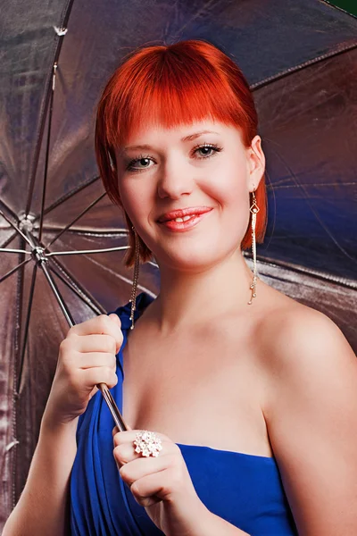 雨伞的女孩微笑 — 图库照片
