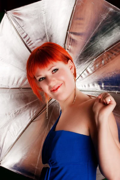 Red haired meisje met paraplu — Stockfoto