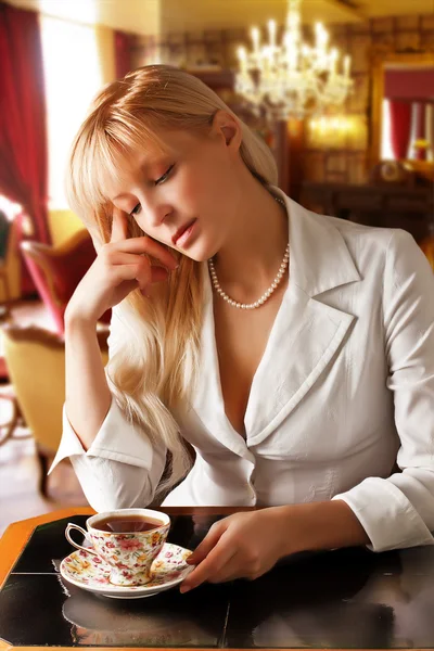 Blond women drinks tea — Stock Photo, Image