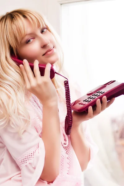 Woman talks by phone — Stock Photo, Image