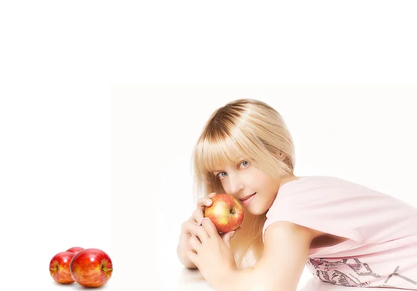 Mulher bonito mostrando uma maçã — Fotografia de Stock