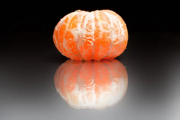 Frische Mandarinen auf dem Spiegelhintergrund — Stockfoto