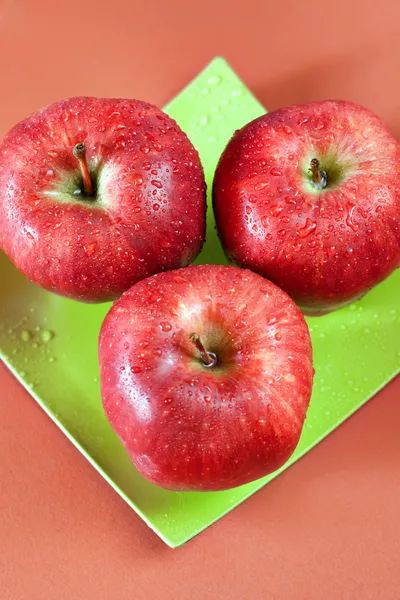 Червоний свіжі яблука — стокове фото