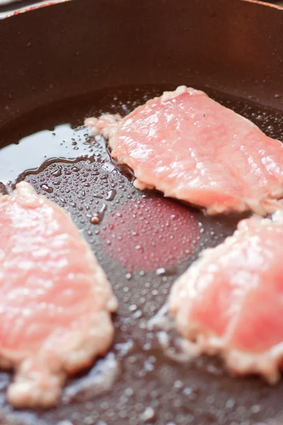Vlees is gebakken — Stockfoto