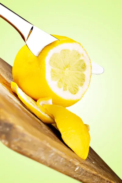 Limone mit Messer abgeschnitten Stockbild