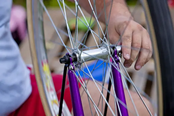 Fahrrad reparieren — Stockfoto