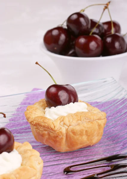 Small cherry tarts — Stock Photo, Image
